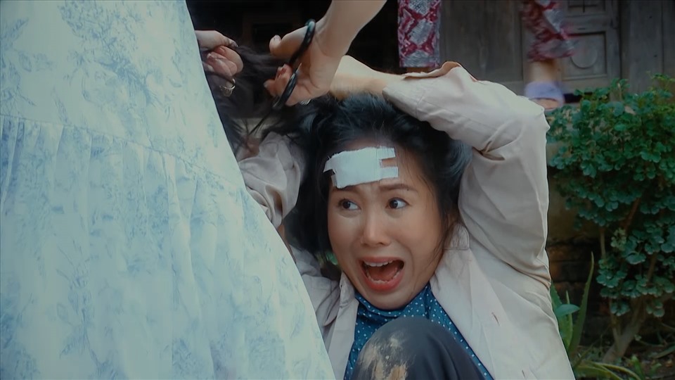 người ta đánh mẹ chảy máu đầu